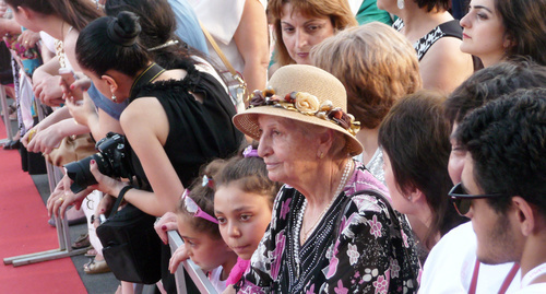 Зрители фестиваля в ожидании гостей