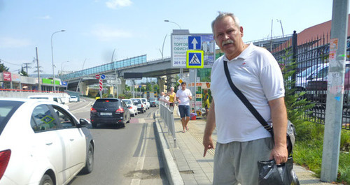 Сергей Сорочинский показывает, что он не заезжал на тротуар и не мог на него заехать ввиду высоты бордюров. Сочи, 17 июля 2014 г. Фото Светланы Кравченко для "Кавказского узла"