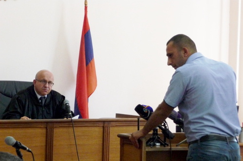 Судья допрашивает потерпевшего по делу лидера партии "Цегакрон" Шанта Арутюняна и других участников акции 5 ноября 2013 года - сотрудника четвертого взвода подразделения "Ангелов" полиции Арсена Саргсяна. Ереван, 23 июля 2014 г. Фото Армине Мартиросян для "Кавказского узла"