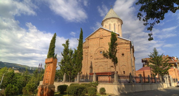 Тбилиси, церковь Нор-Эчмиадзин. Фото: Serouj, http://commons.wikimedia.org/wiki/Category:Ejmiatsin_Armenian_Church,_Tbilisi#mediaviewer/File:Grounds_of_the_Ejmiatsin_Armenian_Church,_Tbilisi.JPG, Attribution 3.0 Unported (CC BY 3.0)