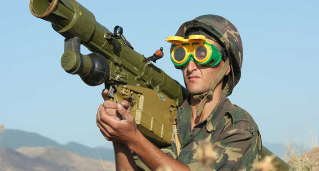 Солдат Армии обороны Нагорного Карабаха во время учений. Фото из архива пресс-службы Армии обороны НКР, http://nkrmil.am/main/am/galleryMore3.html