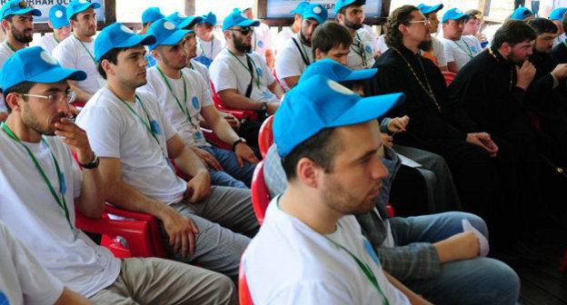 Участники первого международного межрелигиозного молодежного форума. Дагестан, Махачкала, база отдыха "Кизлярская лагуна", 4 августа 2014 г. Фото пресс-службы главы и правительства РД