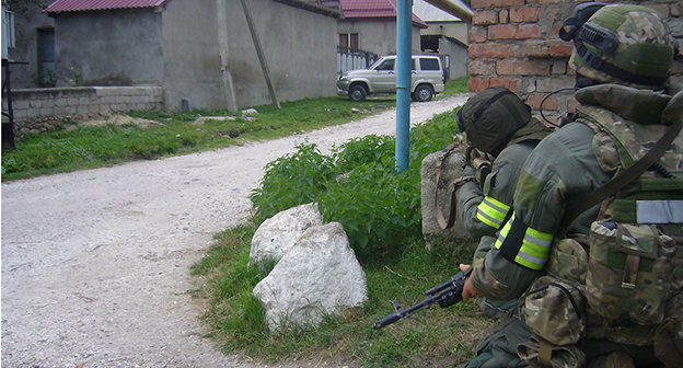 Сотрудники правоохранительных органов. Фото: интернет-портал НАК. http://nac.gov.ru/nakmessage/2014/08/05/otkazavshiisya-slozhit-oruzhie-boevik-neitralizovan-v-chegemskom-raione-kbr.html