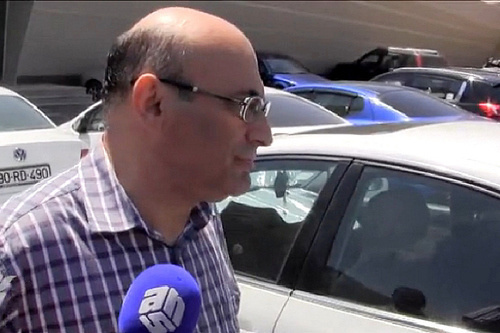 Ариф Юнус у здания Генеральной прокуратуры Азербайджана в день ареста Лейлы Юнус. Баку, 30 июля 2014 г. Кадр из видеорепортажа Радио Азадлыг (RFE/RL), www.radioazadlyg.org/media/video/25475248.html