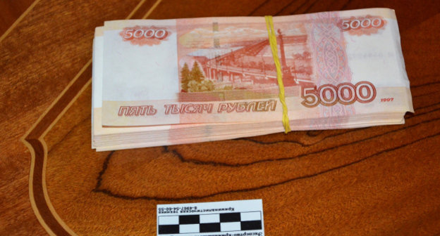 Фальшивые денежные купюры, изъятые силовиками в Нальчике 1 августа 2014 г. Фото пресс-службы МВД КБР, 07.mvd.ru/news/item/2428674