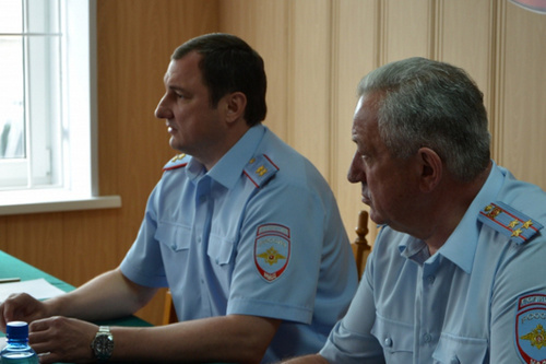 Министр внутренних дел Кабардино-Балкарии Сергей Васильев (слева) представляет личному составу исполняющего обязанности начальника ФГКУ УВО МВД по КБР, полковника полиции Арсена Отарова (справа). Фото пресс-службы МВД КБР, 07.mvd.ru