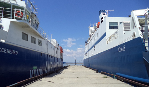 Паромы Керченской переправы "Николай Аксененко" и "Ионас" в порту "Кавказ". Фото: Единая транспортная дирекция, transdir.ru