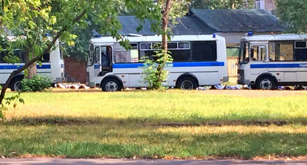 Возле офиса образовательного фонда "Просвещение". Москва, 15  августа 2014 г. Фото Магомеда Туаева для "Кавказского узла"