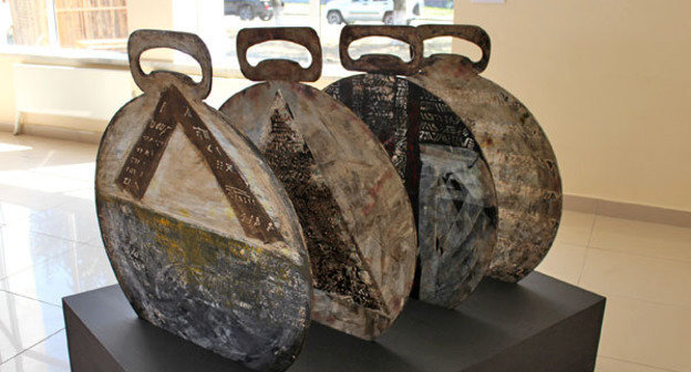 Инсталляция "Ритуальные хлебные доски по четырем сторонам света. Из собрания Российского музея Тюрской культуры". Автор Тимур Мусаев-Каган из Дагестана. Владикавказ, 15 августа 2014 г. Фото Эммы Марзоевой для "Кавказского узла"