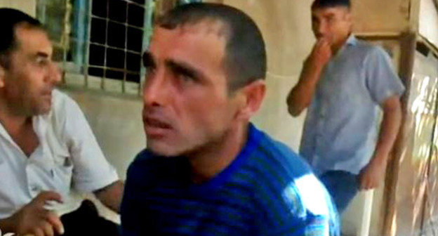 Житель приграничного села Чинари Карен Петросян (в центре). Фото http://rus.azatutyun.am/
