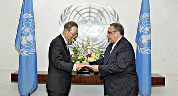 Яшар Алиев (справа)- новый постоянный представитель Азербайджана при ООН - вручает верительные грамоты Генеральному секретарю Пан Ги Муну (слева), июнь 2014. Фото: UN Photo/Paulo Filgueiras ttp://www.unmultimedia.org/photo/detail.jsp?id=591/591439&key=7&query=Azerbaijan&sf=