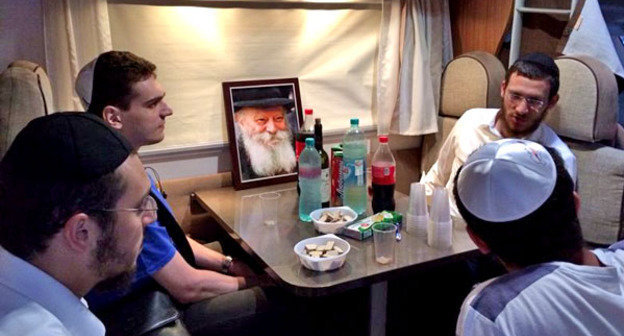 Участники Еврейской этнографической экспедиции в мицва-мобиле. Ростов-на-Дону, 20 августа 2014 г. Фото Семена Чарного для "Кавказского узла"