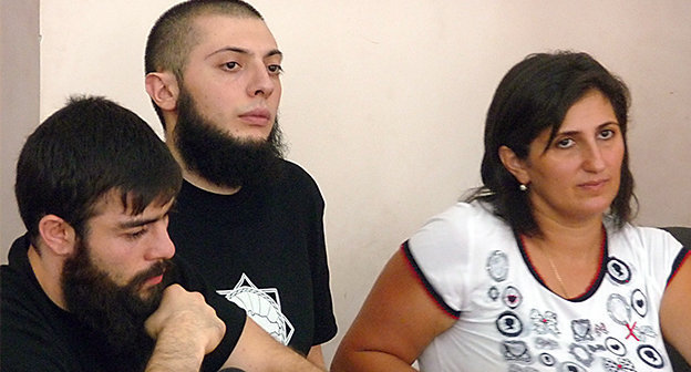 Слева на право: Севак Мнацаканян, Аветис Аветисян и адвокат Инесса Петросян. Фото Армине Мартиросян для "Кавказского узла"