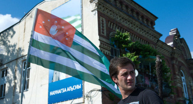 Флаг Абхазии. Сухум, май 2014 г. Фото: Нина Зотина, Наталья Евсикова http://www.yuga.ru/