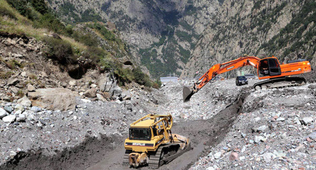 На месте схода селя в Дарьяльском ущелье работает техника. Август 2014 г. Фото http://georoad.ge/?lang=geo&act=news&func=menu&uid=1409145900