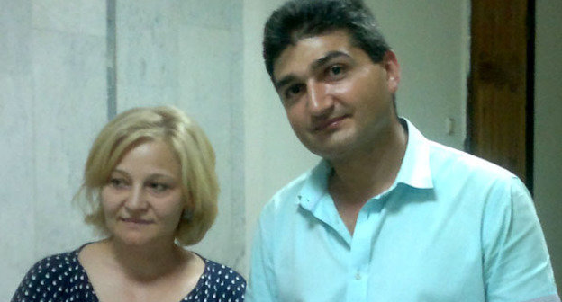 Представители партии "Коммунисты России" Хауа Чомаева и Ваге Нагапетян в здании верховного суда Карачаево-Черкесии. 29 августа 2014 г. Фото Аси Капаевой для "Кавказского узла"