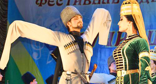 Танцоры исполняют национальный танец. Фото: Анзора Нибо. http://www.aheku.org/news/culture/3217