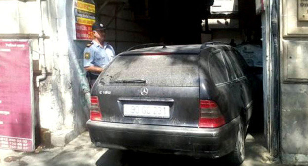 Полицейские у входа во двор, где находится офис Института свободы и безопасности репортеров. Баку, август 2014 г. Фото: RFE/RL http://www.radioazadlyg.org/