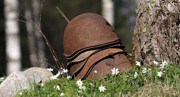 Каски, найденные в Приэльбрусье в ходе "Вахты памяти". КБР, август 2014 г. Фото предоставлено пресс-службой МО ЮВО