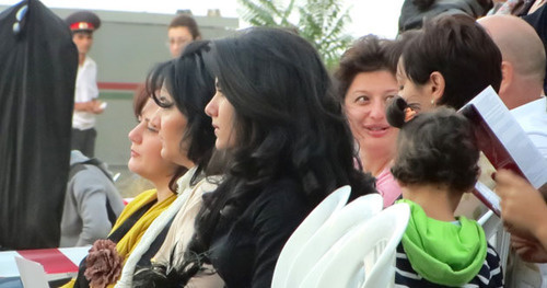 Зрители во время премьеры оперы "Огненное кольцо". Нагорный Карабах, Шуши, 1 сентября 2014 г. Фото Алвард Григорян для "Кавказского узла"