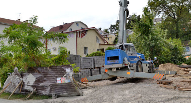 На месте участка Нины Дубовой по улице Полтавская, 30 стоит строительная техника и строительный мусор. Сочи, 8 сентября 2014 г. Фото Светланы Кравченко для "Кавказского узла"