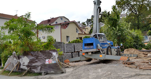На месте участка Нины Дубовой по улице Полтавская, 30 стоит строительная техника и строительный мусор. Сочи, 8 сентября 2014 г. Фото Светланы Кравченко для "Кавказского узла"