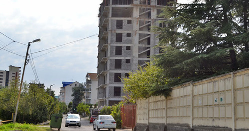 Строительство многоквартирного дома рядом с участком Нины Дубовой. Сочи, 8 сентября 2014 г. Фото Светланы Кравченко для "Кавказского узла"