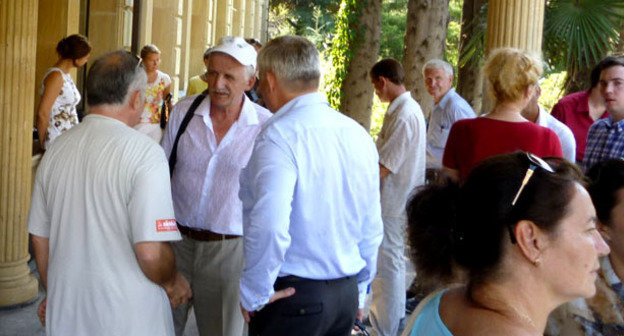 Перед началом судебного заседания возле здания суда Центрального района Сочи. 5 сентября 2014 г. Фото Светланы Кравченко для "Кавказского узла"