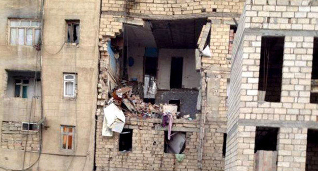 Разрушенный после взрыва дом в Хырдалане. Азербайджан, 8 сентября 2014 г. Фото http://www.newsazerbaijan.ru/case/20140908/300887163.html