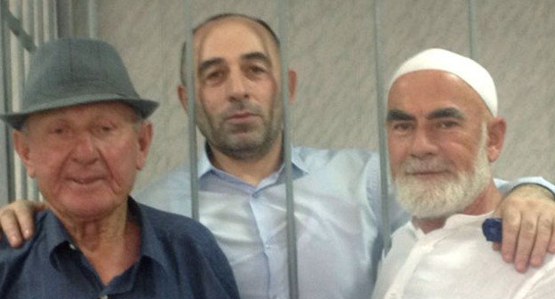 Курман-Али Байчоров (в центре) в зале суда. Ставропольский край, 8 сентября 2014 г. Фото:  Хеда Саратова