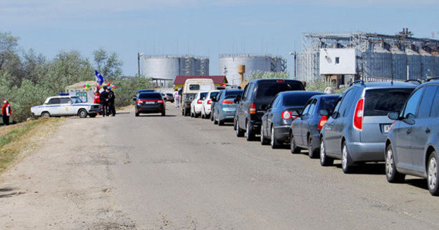 Очередь из машин на паромную переправу "Кавказ". Май 2014 г. Фото Ильяса Богатырева для "Кавказского узла"