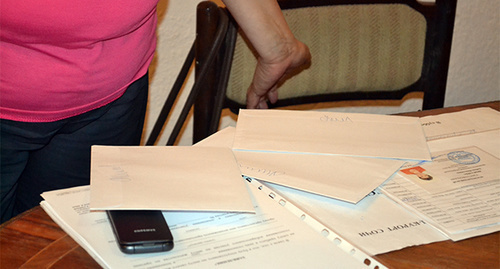 Документы, которые показали члены УИКа проверяющим после длительные препирательств. Среди них: Пустой список избирателей при 99 проголосовавших, а так же не проштампованные конверты. Фото Светланы Кравченко для "Кавказского узла" 