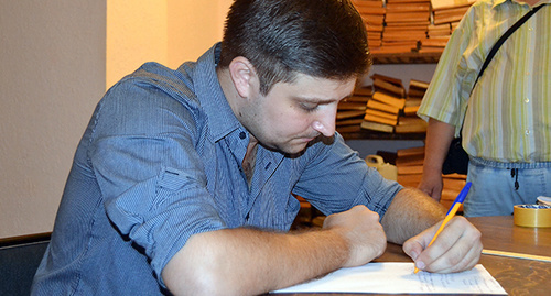 Коммунист Николай Щербаков пишет жалобу в ТИК. Фото Светланы Кравченко для "Кавказского узла"