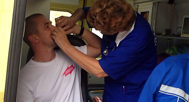 Сотрудник скорой помощи оказывает помощь потерпевшему. Фото: http://news.friday.ru/news/otkritoe-pismo-telekanala-pyatnica/