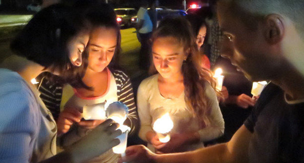 Шествие с зажженными свечами в поддержку езидов в Ираке. Степанакерт, 11 сентября 2014 г. Фото Алвард Григорян для "Кавказского узла"