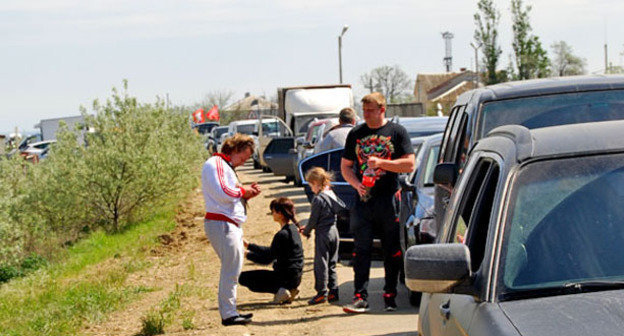 Очередь из машин на паромную переправу "Кавказ". Май 2014 г. Фото Ильяса Богатырева для "Кавказского узла"
