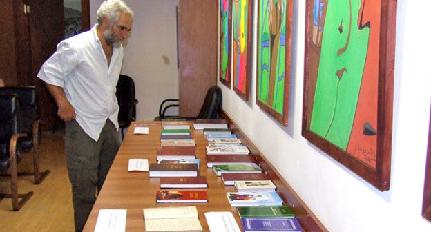 Книги на ингушском языке, выставленные в национальной парламентской библиотеке Грузии. Тбилиси, 10 сентября 2014 г. Фото Эдиты Бадасян для "Кавказского узла"