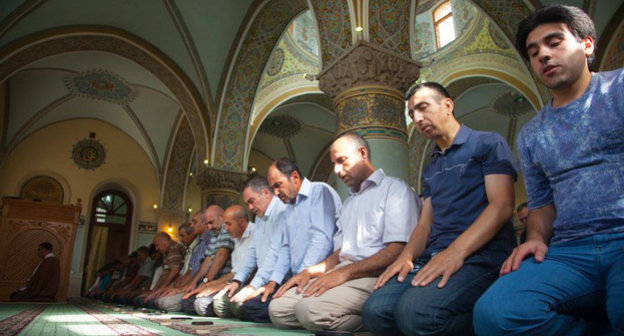 Молитва в мечети Ичери-Шехер в Баку. Фото Азиза Каримова для "Кавказского узла"