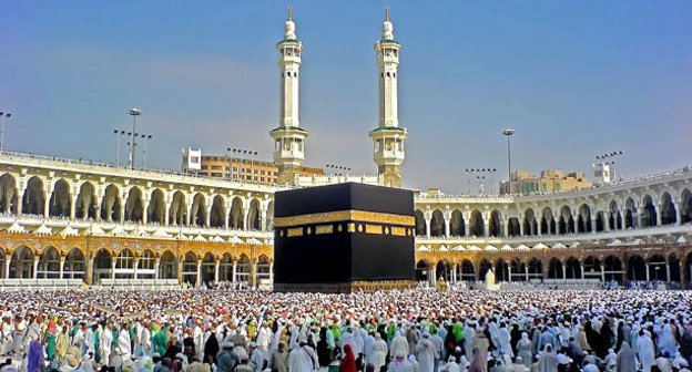 Паломники выполняют обход вокруг Каабы. Фото https://ru.wikipedia.org