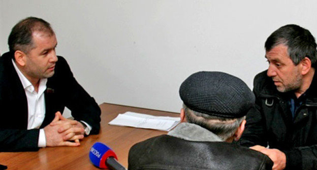 Магомед Магомедов (слева) во время встречи с жителями Хунзахского района Дагестана. Ноябрь 2012 г. Фото http://dagestan.er.ru/