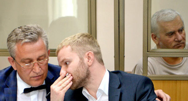 Саид Амиров (справа) со своими адвокатами в зале суда. Фото Олега Пчелова для "Кавказского узла"