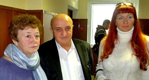 Нелли Павлюченкова, Карен Нерсесян и Оксана Павлюченкова (слева направо). Фото корреспондента "Кавказского узла"