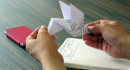 Всем участникам фестиваля поэтесса Вика Чембарцева раздала бумажных голубей с текстами своих стихов. Фестиваль «Литературный Ковчег-2014», Нагорный Карабах, Степанакерт, 23 сентября 2014 год. Фото Алвард Григорян Всем участникам фестиваля поэтесса Вика Чембарцева раздала бумажных голубей с текстами своих стихов. Фестиваль «Литературный Ковчег-2014», Нагорный Карабах, Степанакерт, 23 сентября 2014 год. Фото Алвард Григорян