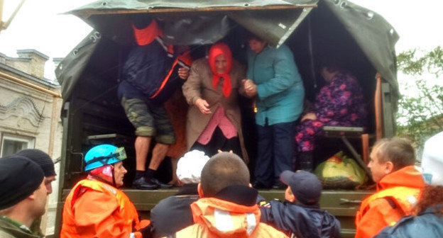 Эвакуация жителей Ейского района Краснодарского края из-за непогоды. 24 сентября 2014 г. Фото пресс-службы ГУ МВД России по Краснодарскому краю