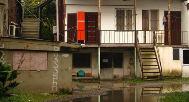 Двор жилого дома в Батуми после дождя. Фото Юлии Кашеты для "Кавказского узла".
