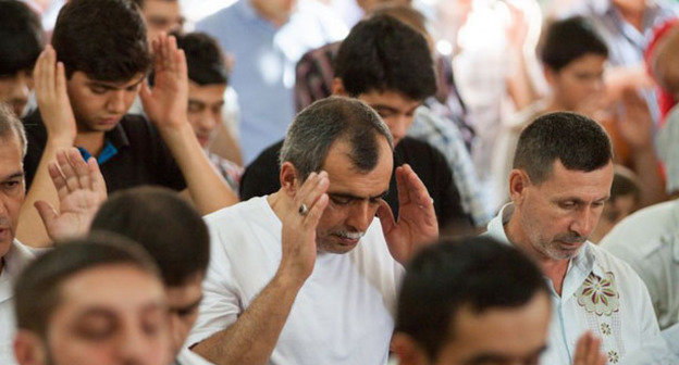 Верующие в мечети. Фото Азиза Каримова для «Кавказского узла»