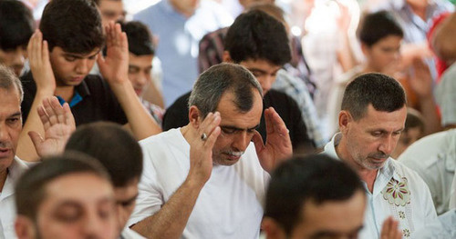 Верующие в мечети. Фото Азиза Каримова для «Кавказского узла»