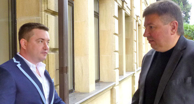 Бывший вице-мэр Олег Вронский (справа) со своим адвокатом. Сочи, 26 сентября 2014 г. Фото Светланы Кравченко для "Кавказского узла"