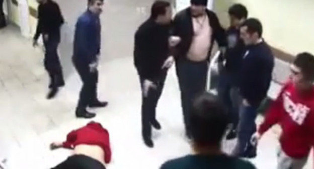 Участники массовой драки. Минеральные Воды, 21 сентября 2014 г. Кадр из видео пользователя Oxana Volva www.youtube.com