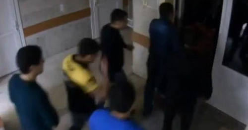 Участники массовой драки. Минеральные Воды, 21 сентября 2014 г. Кадр из видео пользователя Oxana Volva www.youtube.com